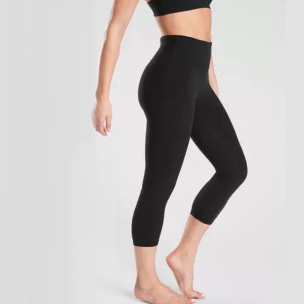 ATHLETA Elation Capri Black XS Yoga Crop B05